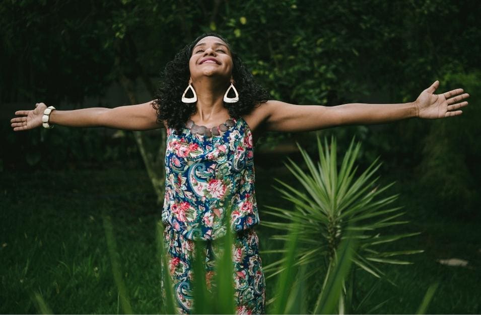 How to Cultivate An Abundance Mindset With EFT Tapping (+ Script)